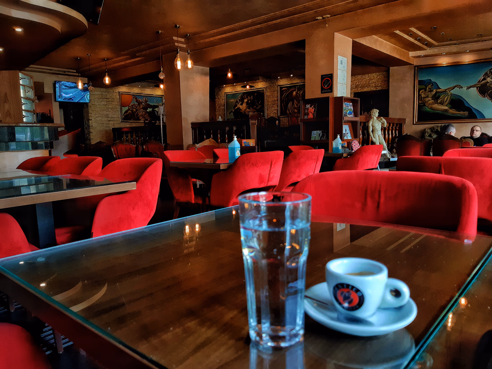 Atmosfera restorana Michelangelo — crvene baršunaste fotelje