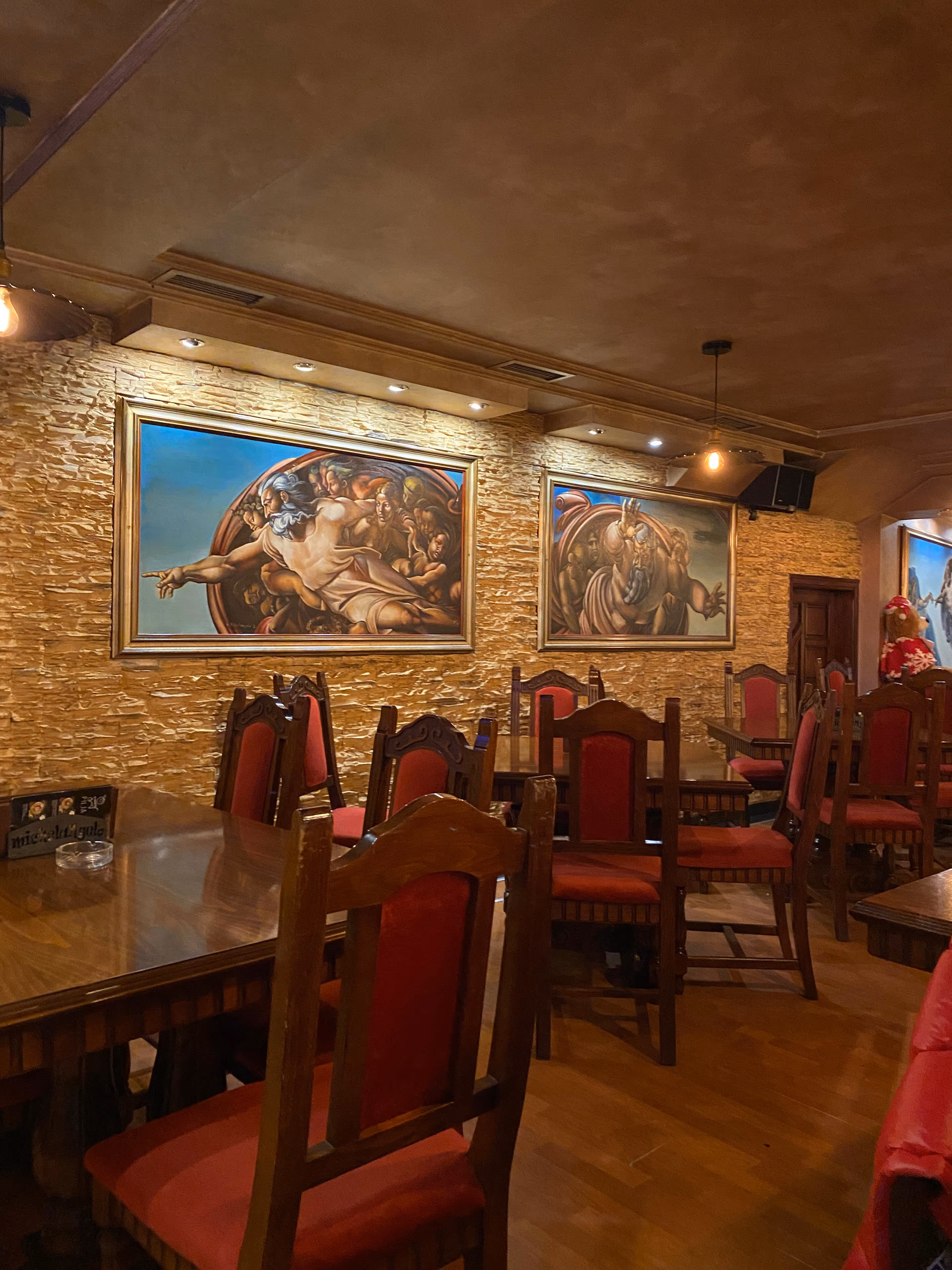 Enterijer restorana Michelangelo sa renesansnim freskama na zidovima